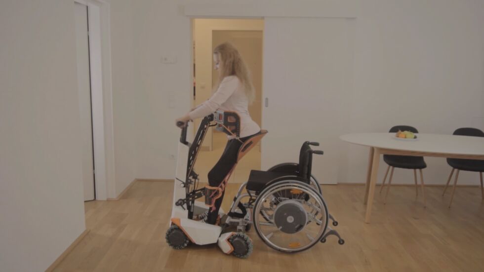 Робот изправя на крака хора в инвалидна количка