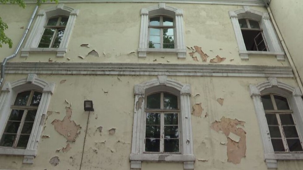 Вековно училище в Пловдив се руши 