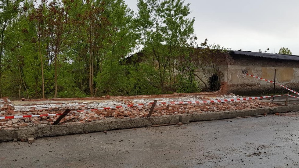 Срути се стена на бивше военно поделение в Хасково, има загинал