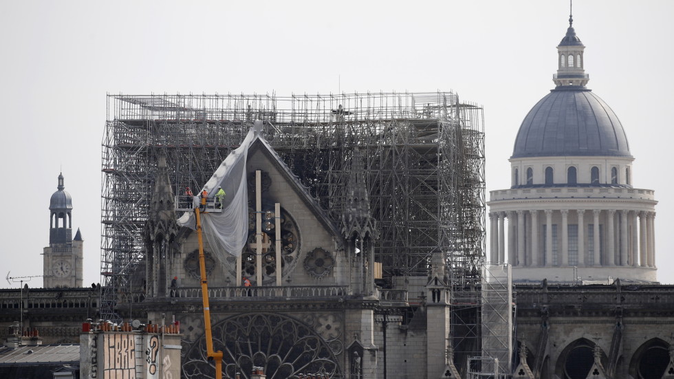 Стабилизираха повредената структура на катедралата „Нотр Дам” 