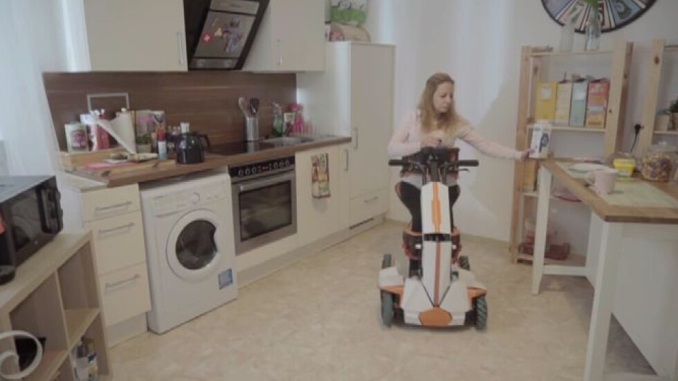 Изобретен от българи робот дава надежда за хора в инвалидна количка