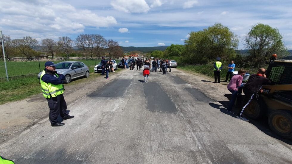 Жители на Гърмен протестират срещу лошите пътища