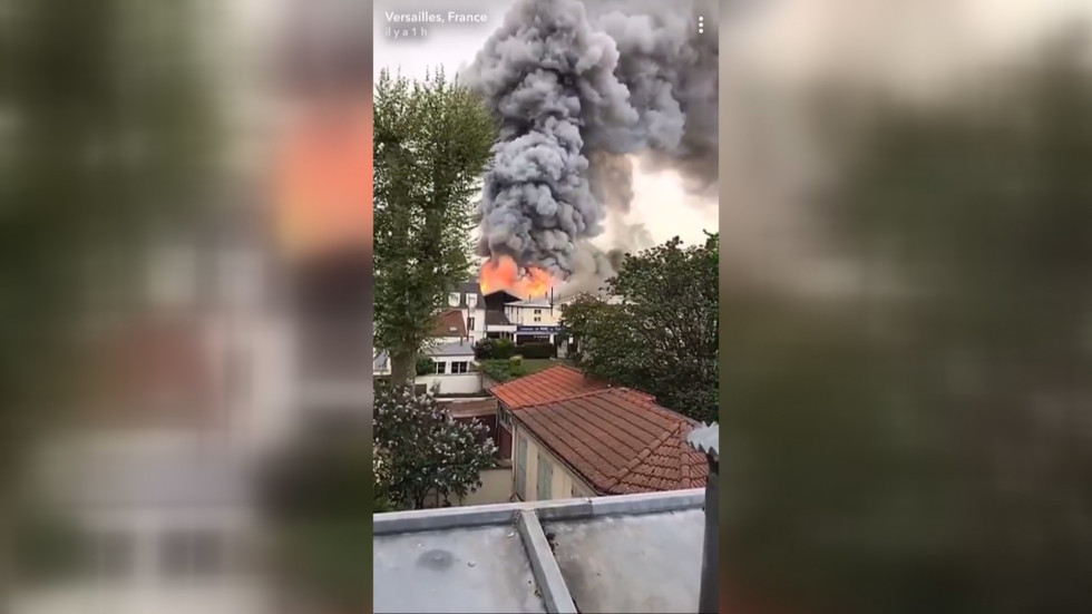 Голям пожар в Париж близо до двореца Версай