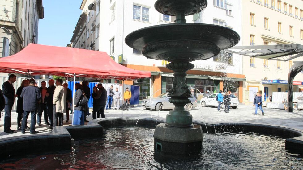 След 14 години отново потече вода във фонтана на „Славейков” (СНИМКИ)