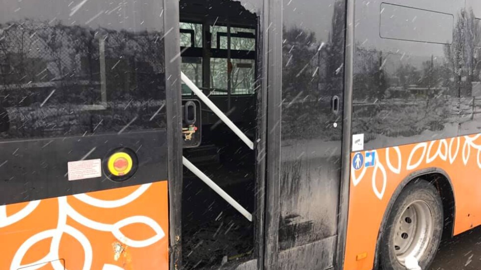 Катастрофа между трамвай и автобус в София (СНИМКИ)