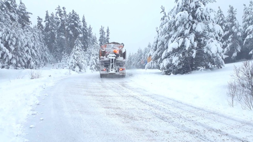 Близо 400 машини почистват пътищата в районите със снеговалеж