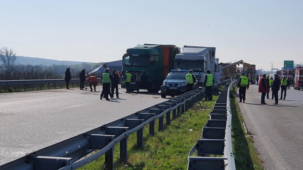 Тежка верижна катастрофа с тирове блокира магистрала "Марица"