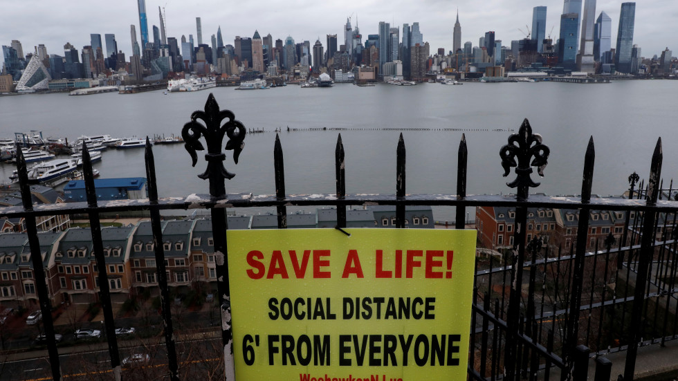 Броят на смъртните случаи заради COVID-19 в щата Ню Йорк скочи рязко