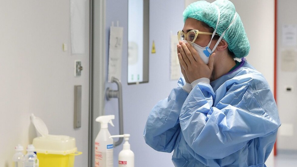 Двама лекари и медицинска сестра са с коронавирус в Сливенско