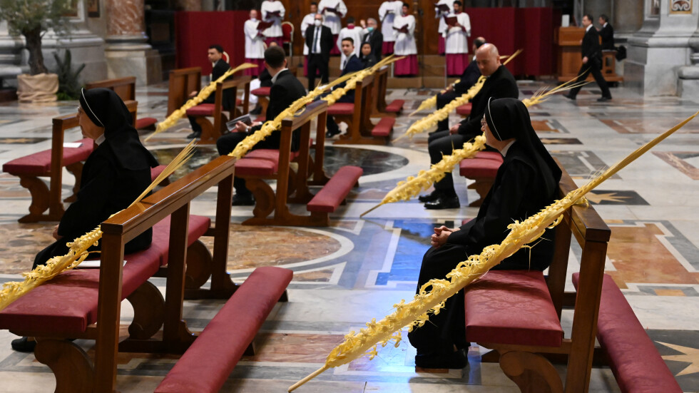Папа Франциск отслужи необичайна литургия за Палмова неделя (СНИМКИ)