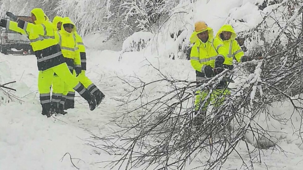 Бедствие в Рудоземско: Десетки селища остават без ток след снега 