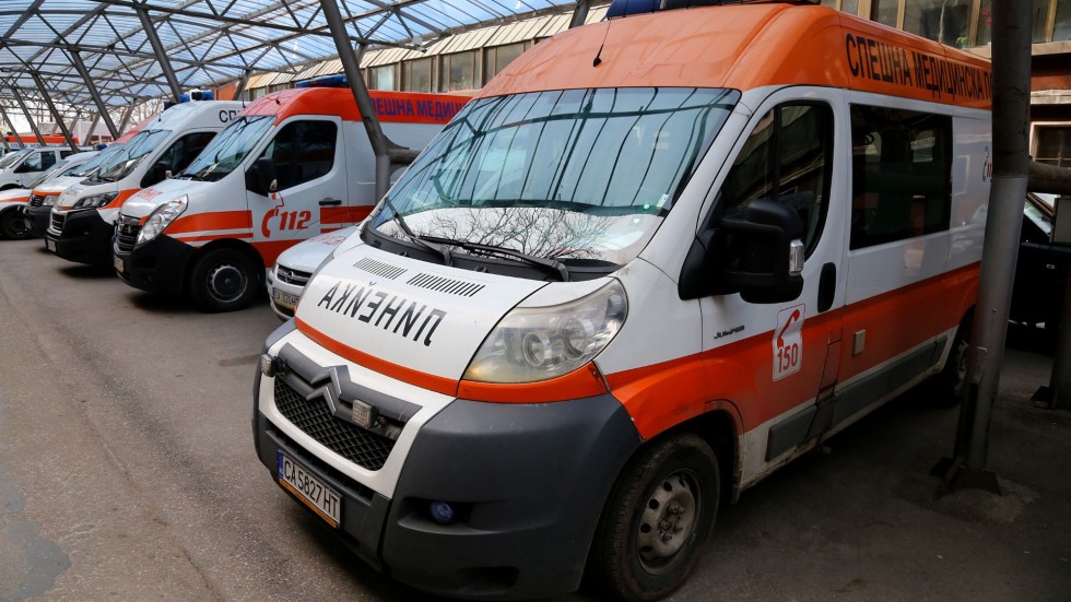 Криза в Бърза помощ в София: Болни с COVID чакат линейка по 28 часа, 33-годишен мъж почина (ОБЗОР)