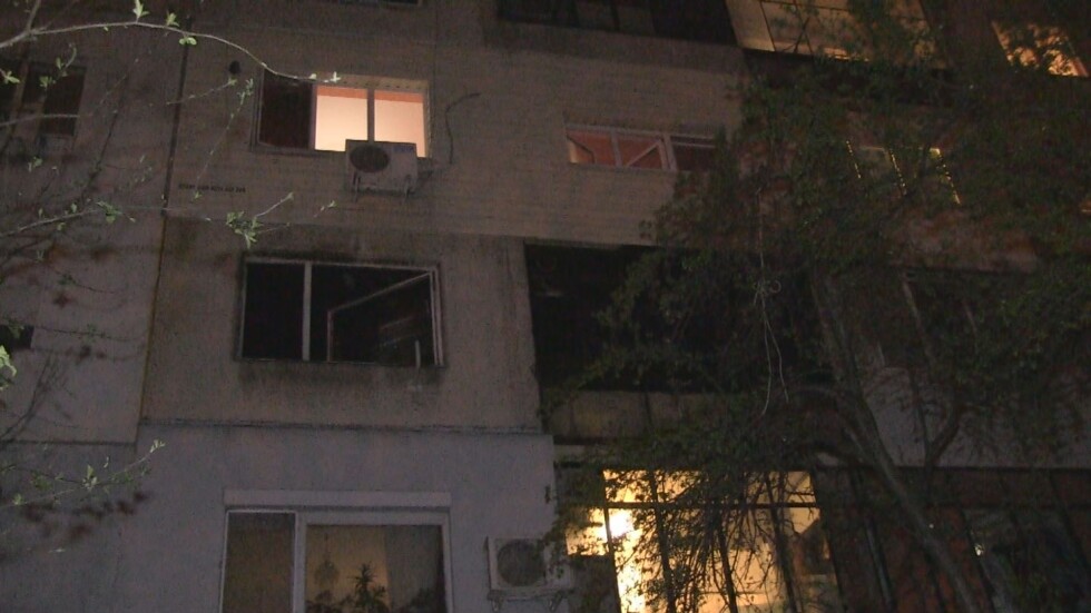 Пожар остави без покрив семейство с четири деца в Русе