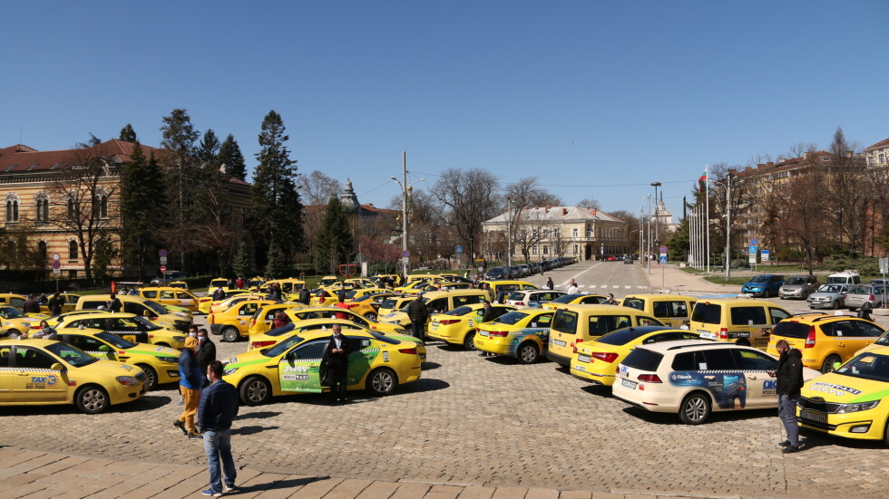 Таксиметрови шофьори протестират в центъра на София (СНИМКИ)