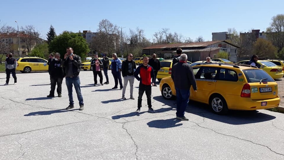 Над 50 таксиметрови коли се събраха символично в Пловдив
