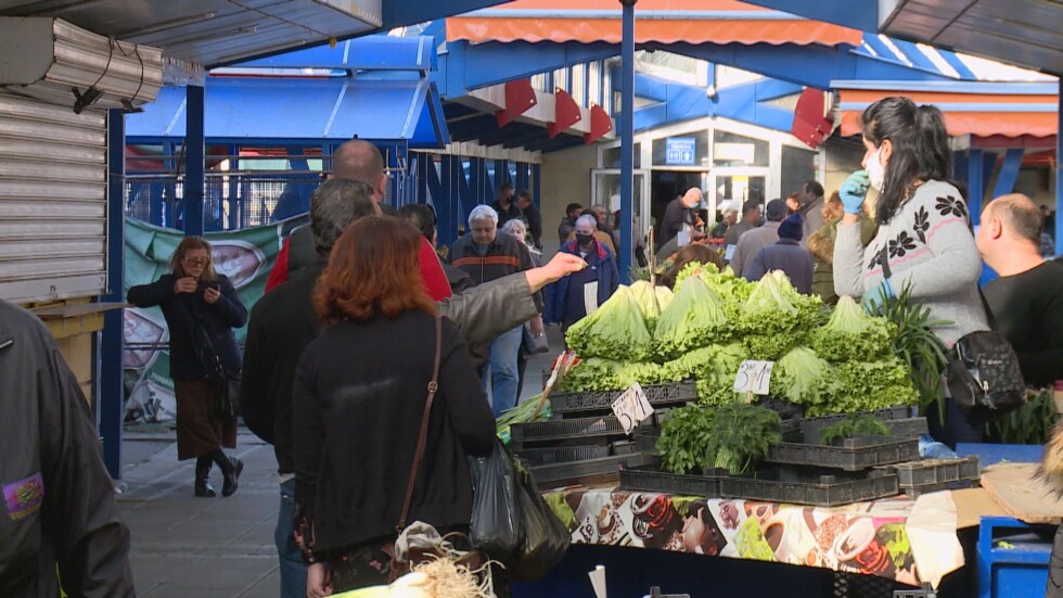 Готвят втвърдяване на мерките срещу COVID-19 на Женски пазар в София