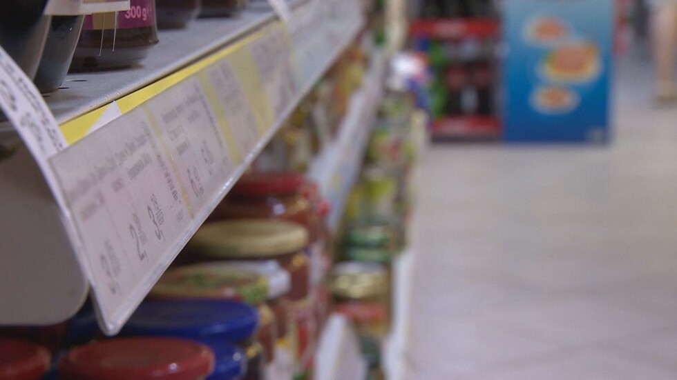Спорът за българските стоки: Предлагат хранителни щандове пред големите магазини