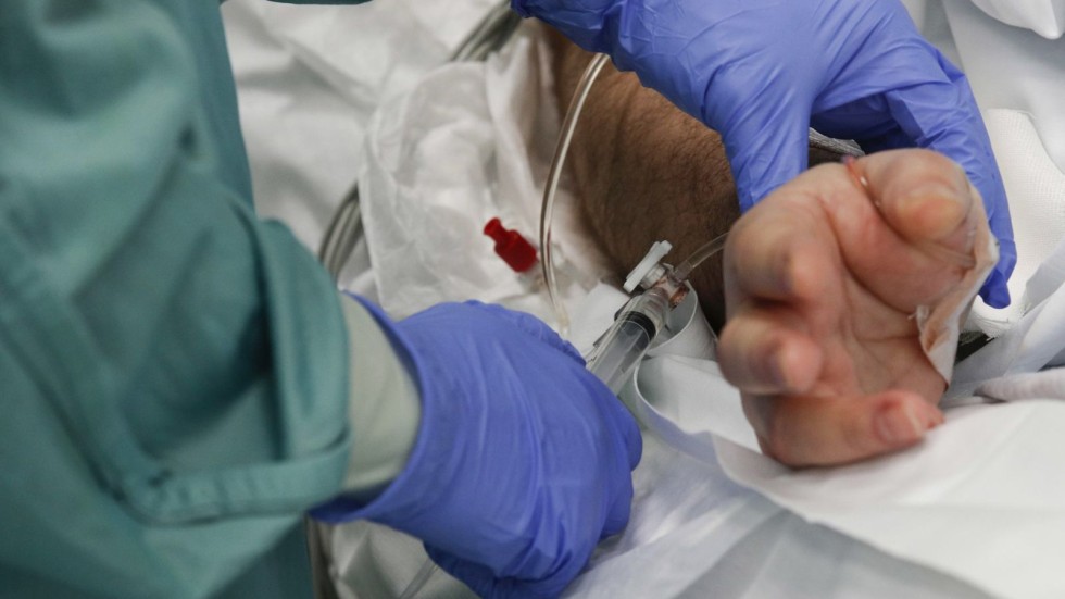 Изписаха излекуван от коронавирус пациент от болница в Пловдив