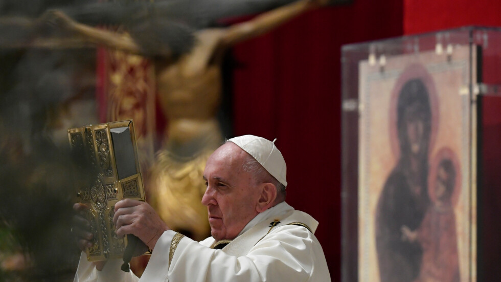 Личният лекар на папата почина след COVID усложнения