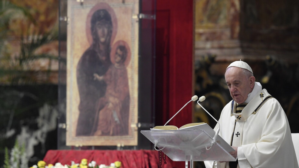 Папа Франциск дари на Патриаршията частица от мощите на двама светци