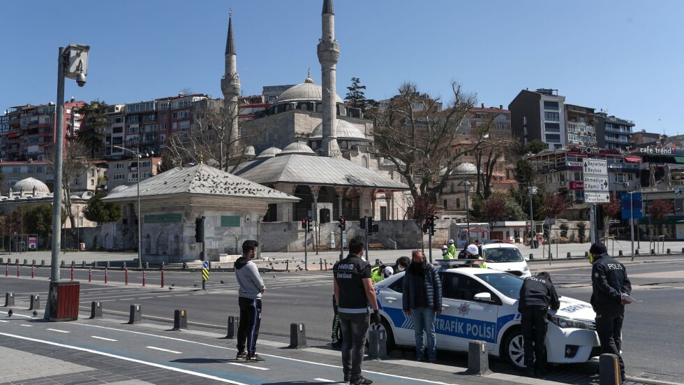 402 арестувани в Турция заради публикации в социалните мрежи във връзка с COVID-19