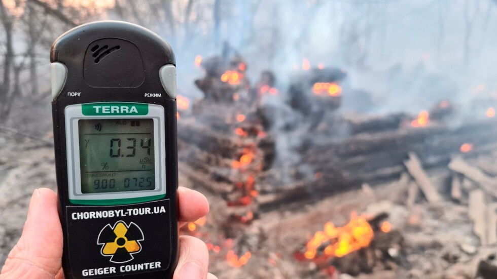 Десети ден бушува голям пожар край централата в Чернобил