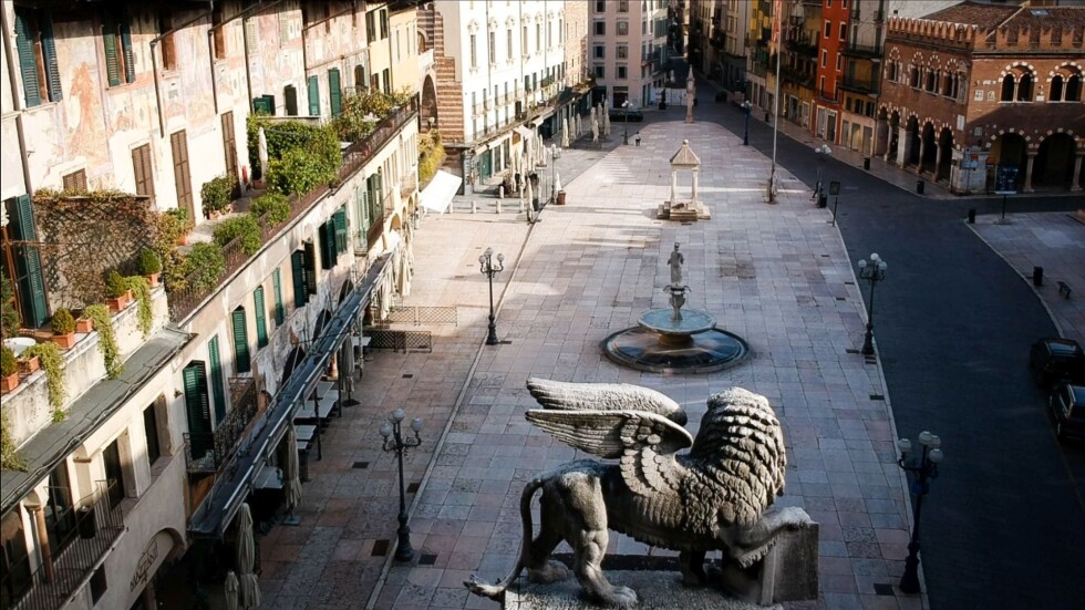 Италианци се влюбиха от балконите си във Верона
