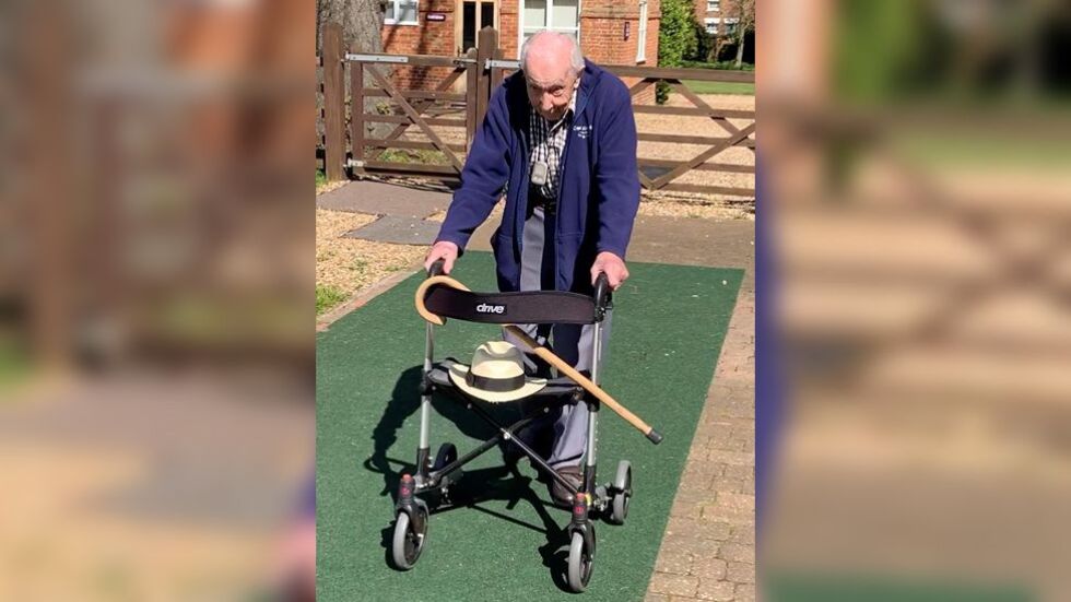 99-годишен ветеран обикаля градината си, за да помогне на здравните работници 