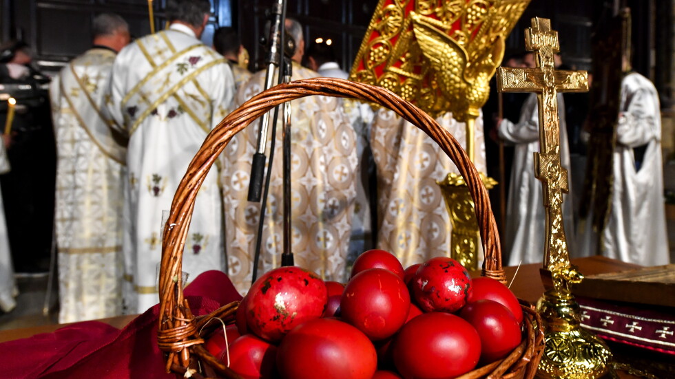 Заплахата от COVID-19 остави православните християни на Великден по домовете им