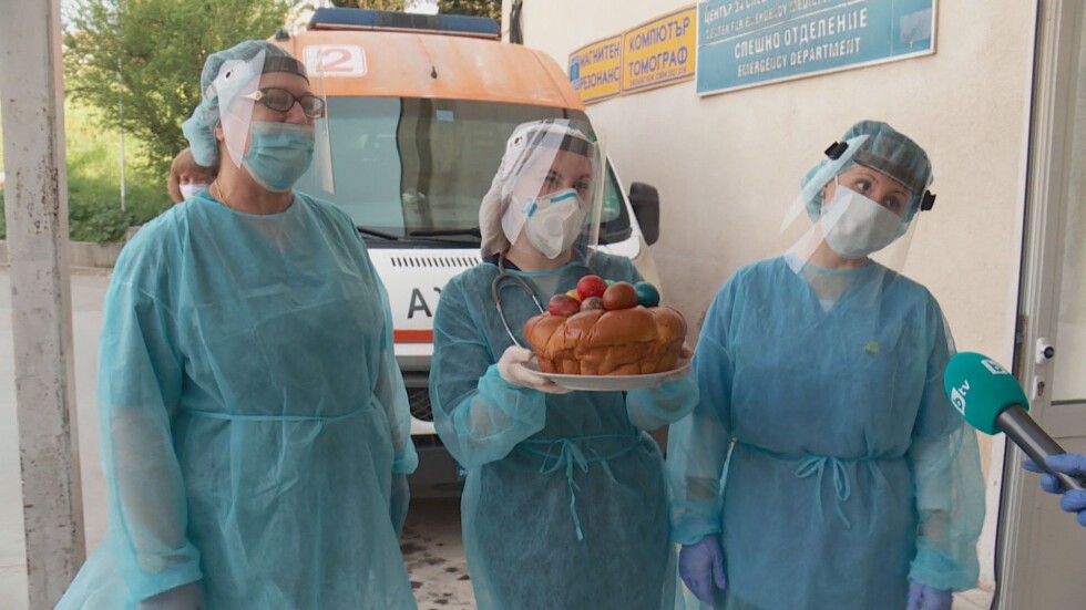 Мъж с трансплантирано сърце дари козунаци и плодове на медиците в Стара Загора