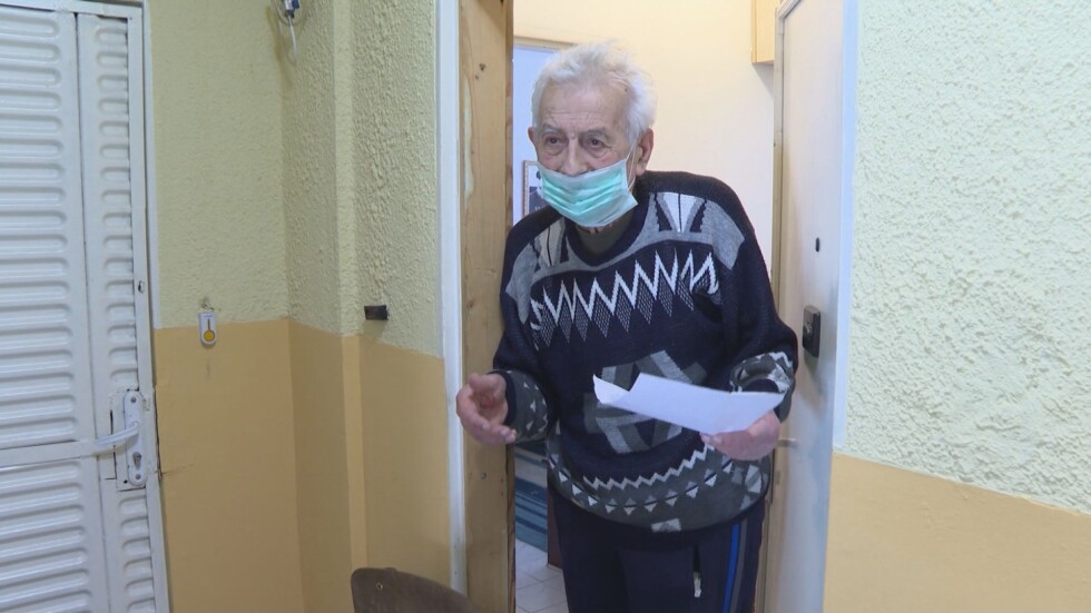 81-годишният дядо Възкресий дари пенсията си на лекарите в болницата на Сливен