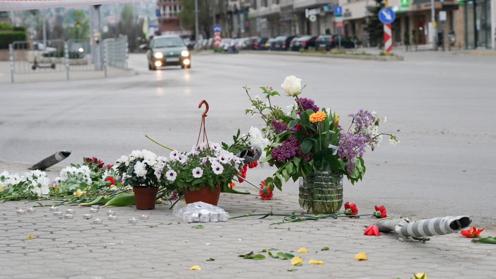 Цветя и свещи на мястото, където загина Милен Цветков (ВИДЕО И СНИМКИ)