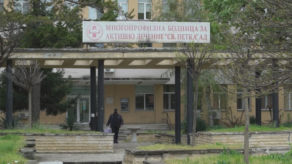 Екипи на ВМА дезинфекцират болницата във Видин