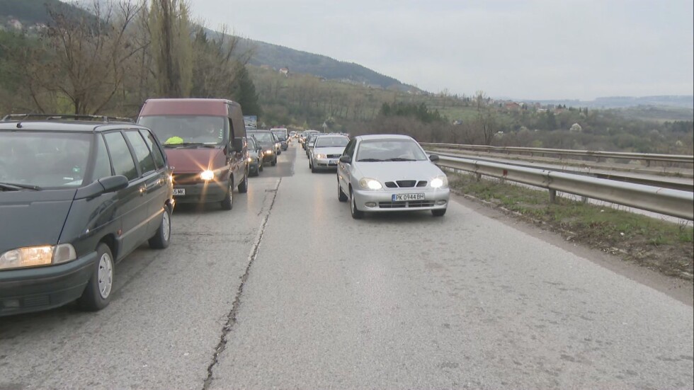 Трафикът на входа на София при КПП-то на Владая е интензивен, но без задръствания