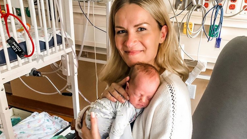 Сълзи от радост: Бебето, родено от майка в кома и с коронавирус, се срещна със сестричката си за първи път