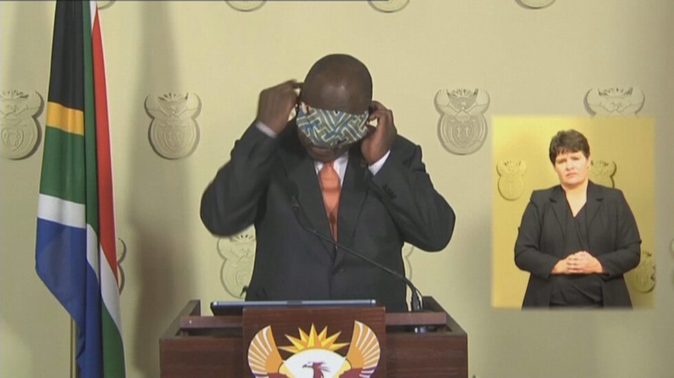 Президентът на Южна Африка поведе сериозна битка … с маска