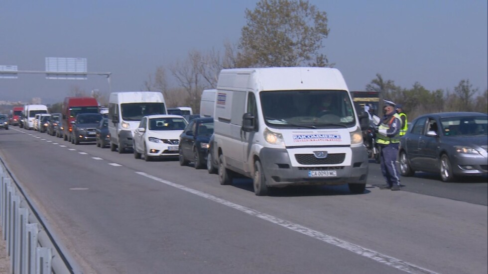 Интензивен трафик по КПП-тата около София и в събота