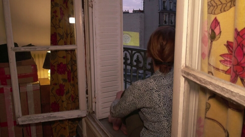 В условията на COVID-19: Киномани прожектират филми върху стена на сграда в Париж