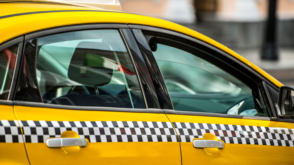 "Ще ти потроша колата": Мъж извика такси в София, а след това извади нож на шофьора и го ограби
