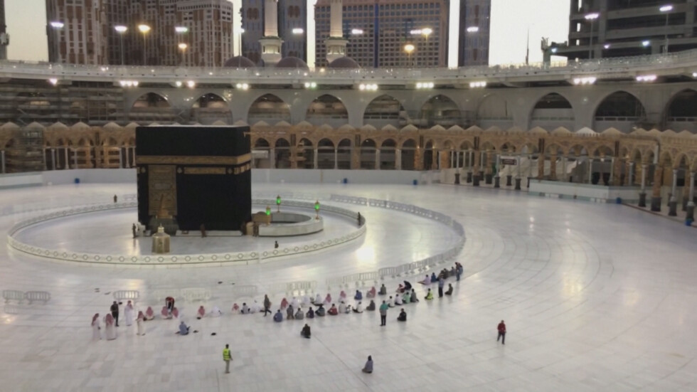 С празен площад – така Мека посрещна първата нощ от свещения месец Рамазан