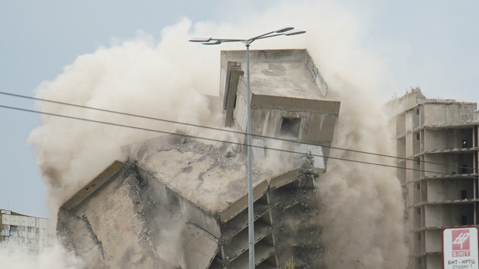 Взривиха недостроената сграда на ИПК „Родина” (ВИДЕО)