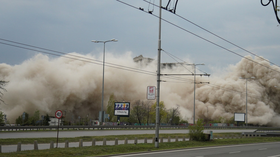 Зрелищен взрив в София – разрушиха високата сграда от ИПК „Родина“