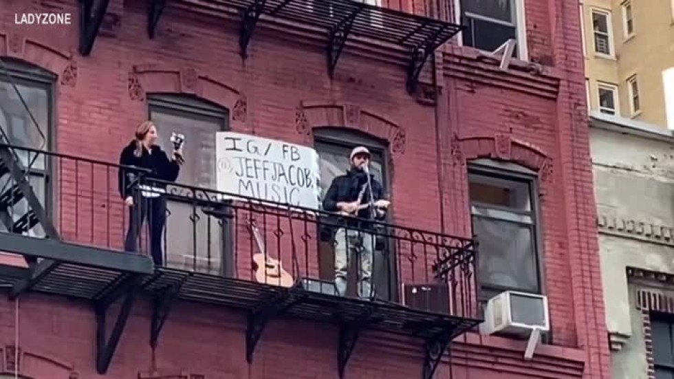 "Всичко ще бъде наред": музикант изнесе концерт от балкона си в Ню Йорк (ВИДЕО)