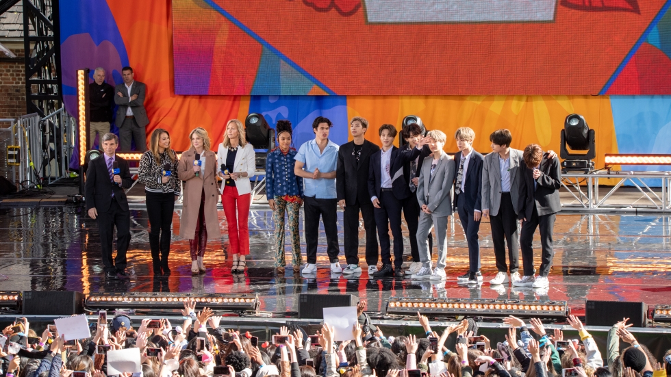 Южнокорейската К-поп група BTS прекрати световното си турне заради коронавируса (ВИДЕО)