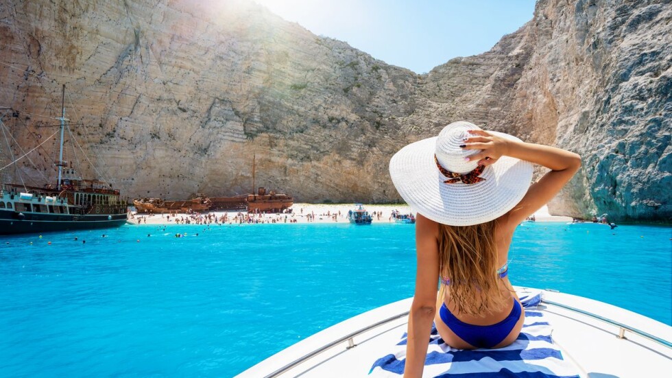 Летният сезон: Гърция прогнозира загуби до 70% в туризма през 2020 г. 
