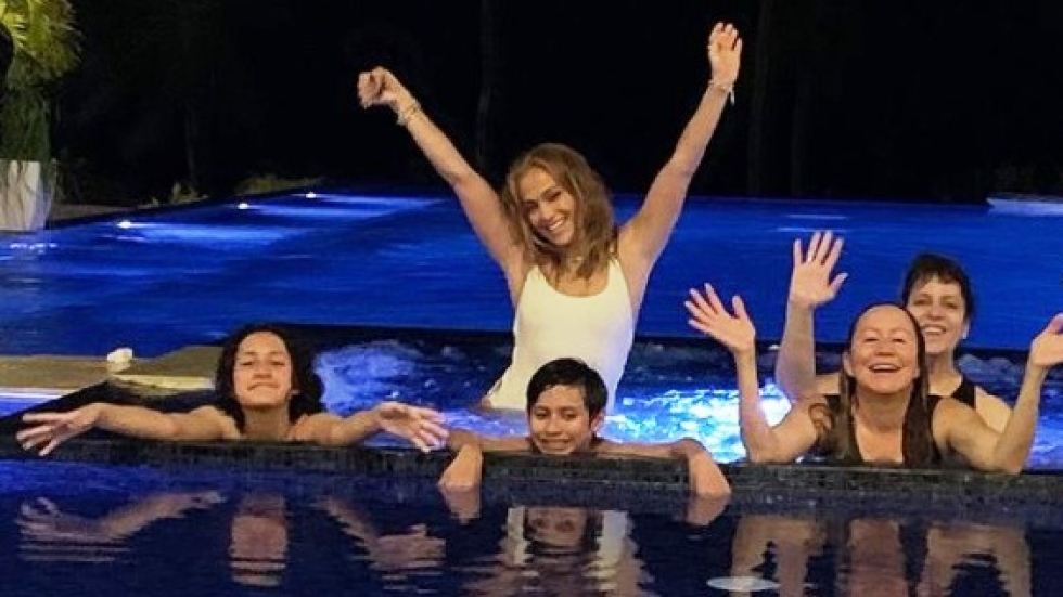Дженифър Лопес се забавлява с близнаците си в Доминикана