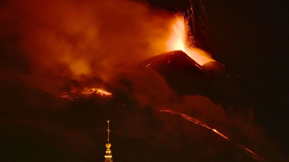 Спряха полетите на летището в Катания заради активност на вулкана Етна