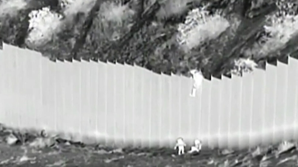 Трафиканти хвърлиха малки деца през оградата между САЩ и Мексико