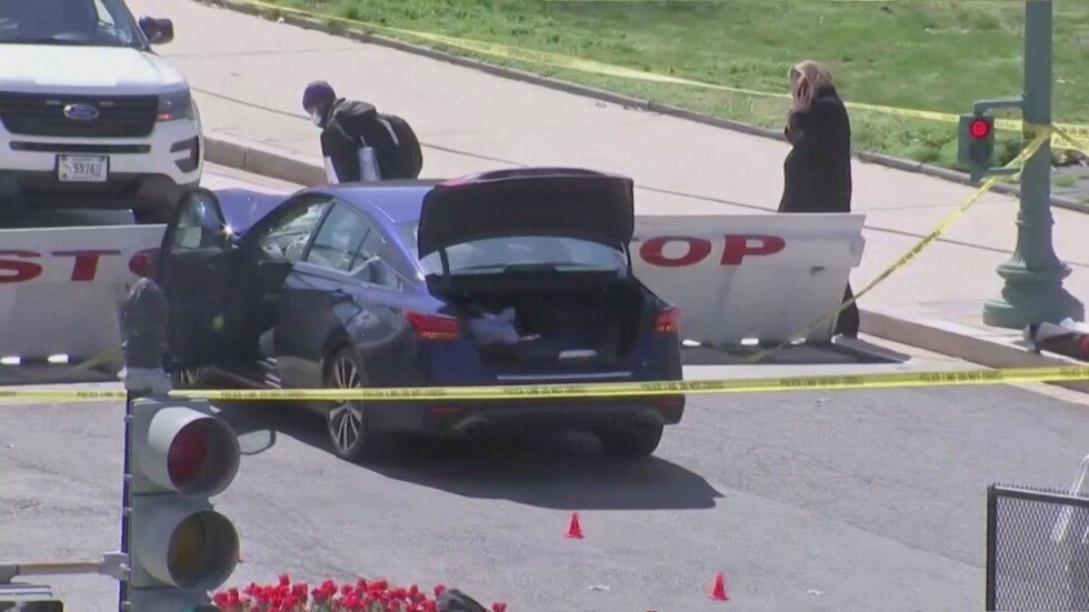 Кола връхлетя върху двама полицаи пред Капитолия в САЩ