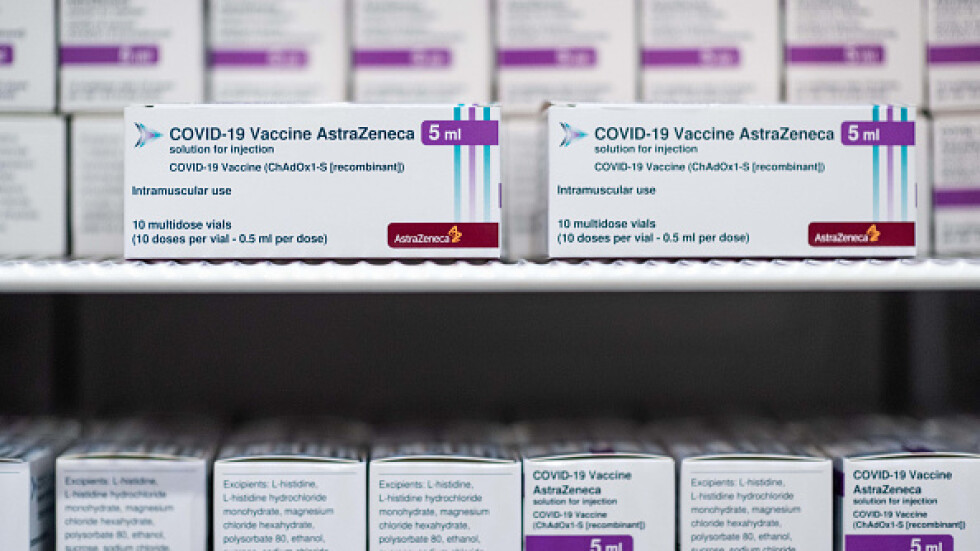 Британски регулатори: Повечето възрастни ще имат алтернатива вместо ваксината на „АстраЗенека“